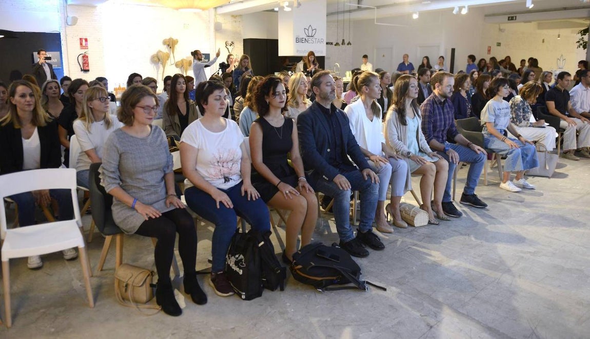 Los asistentes han seguido al pie de la letra los ejercicios fortalecedores que les ha indicado Paula Butragueño.