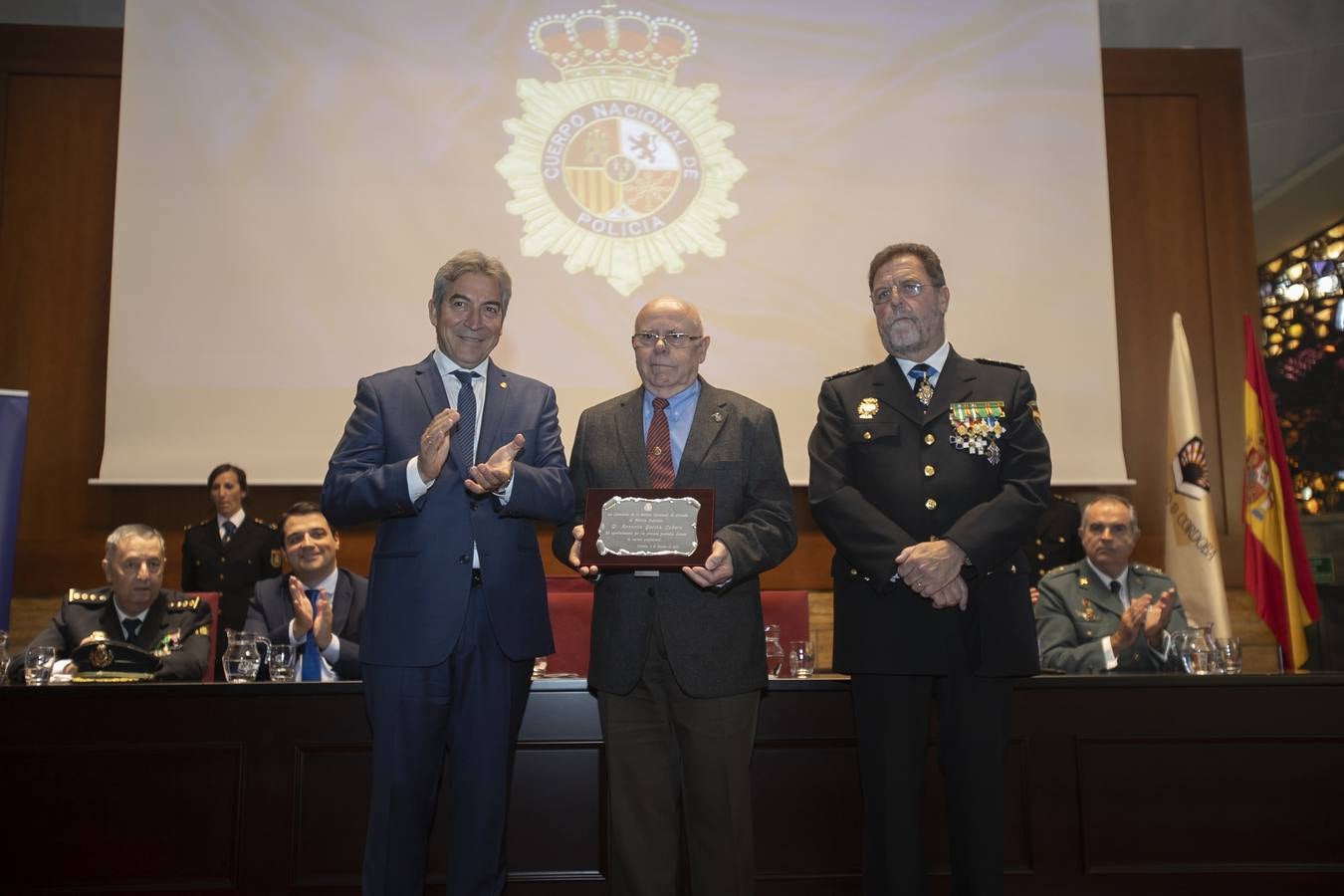 En imágenes, la Policía Nacional celebra en Córdoba a su patrón