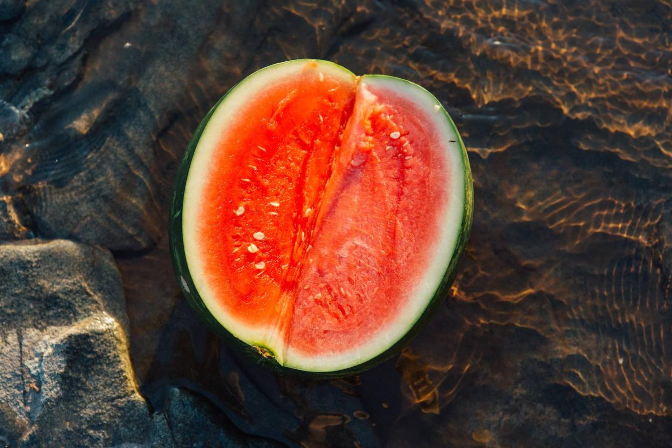 Sandía. La fresca y jugosa sandía es la fruta perfecta para el verano. Pero también resulta fantástica para que nuestra sonrisa esté limpia de manera natural.