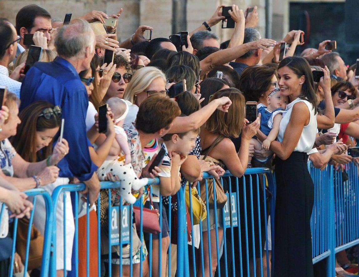 Uno de los momentos más especiales ha ocurrido al término de la visita, en el colegio de infantil y primaria (CEIP) Nuestra Señora de Monserrate de Molins, que quedó anegado y donde no ha habido clase durante dos semanas, hasta el pasado viernes.. 