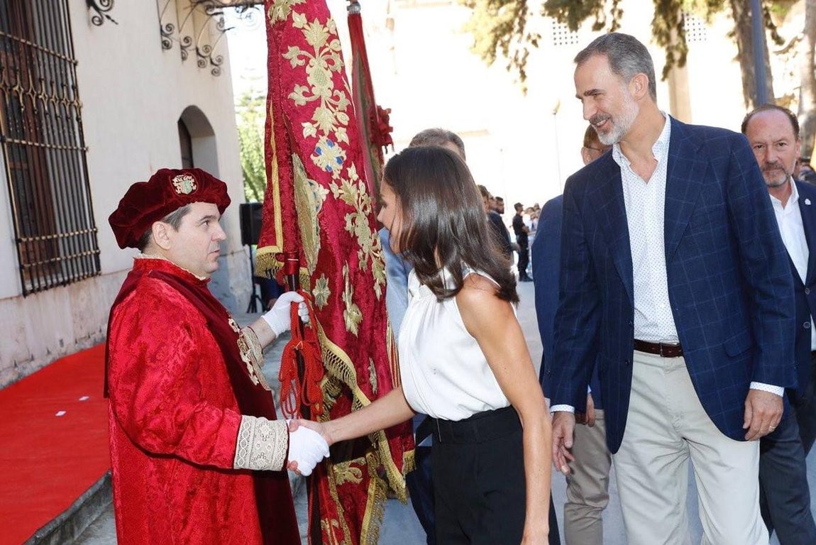 Los Reyes visitan la Vega Baja para conocer de primera mano los efectos de la gota fría que asoló la zona en septiembre