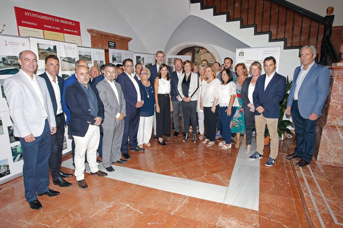 Sus Majestades han visitado la ciudad de Orihuela y la pedanía de Molins, donde han sido recibidos por la Corporación municipal de la localidad y por el resto de alcaldes de la comarca.. 