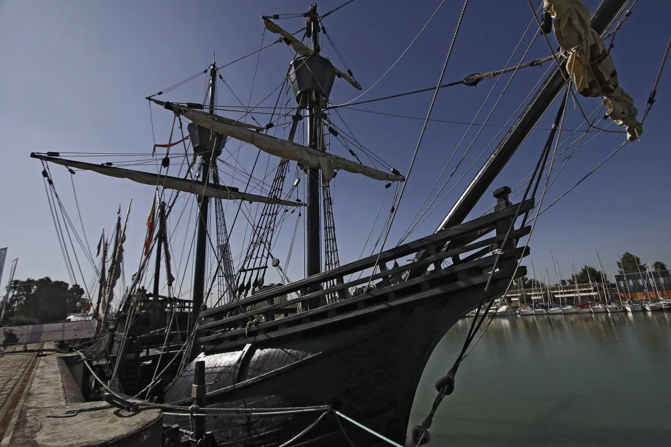 Tres barcos históricos conmemoran la vuelta al mundo en Sevilla