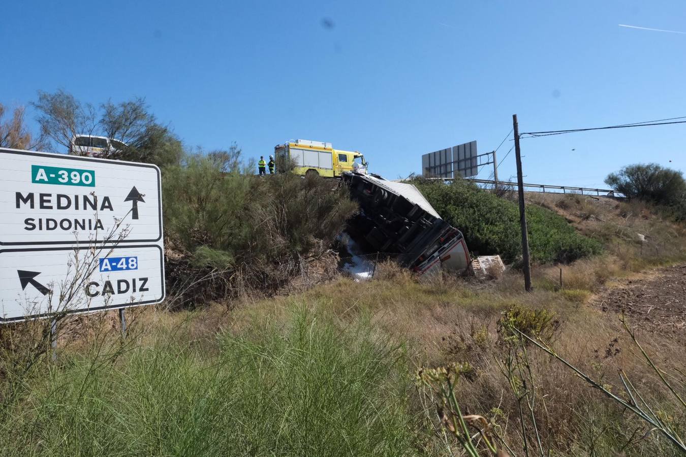 FOTOS: Un accidente cae por un terraplén