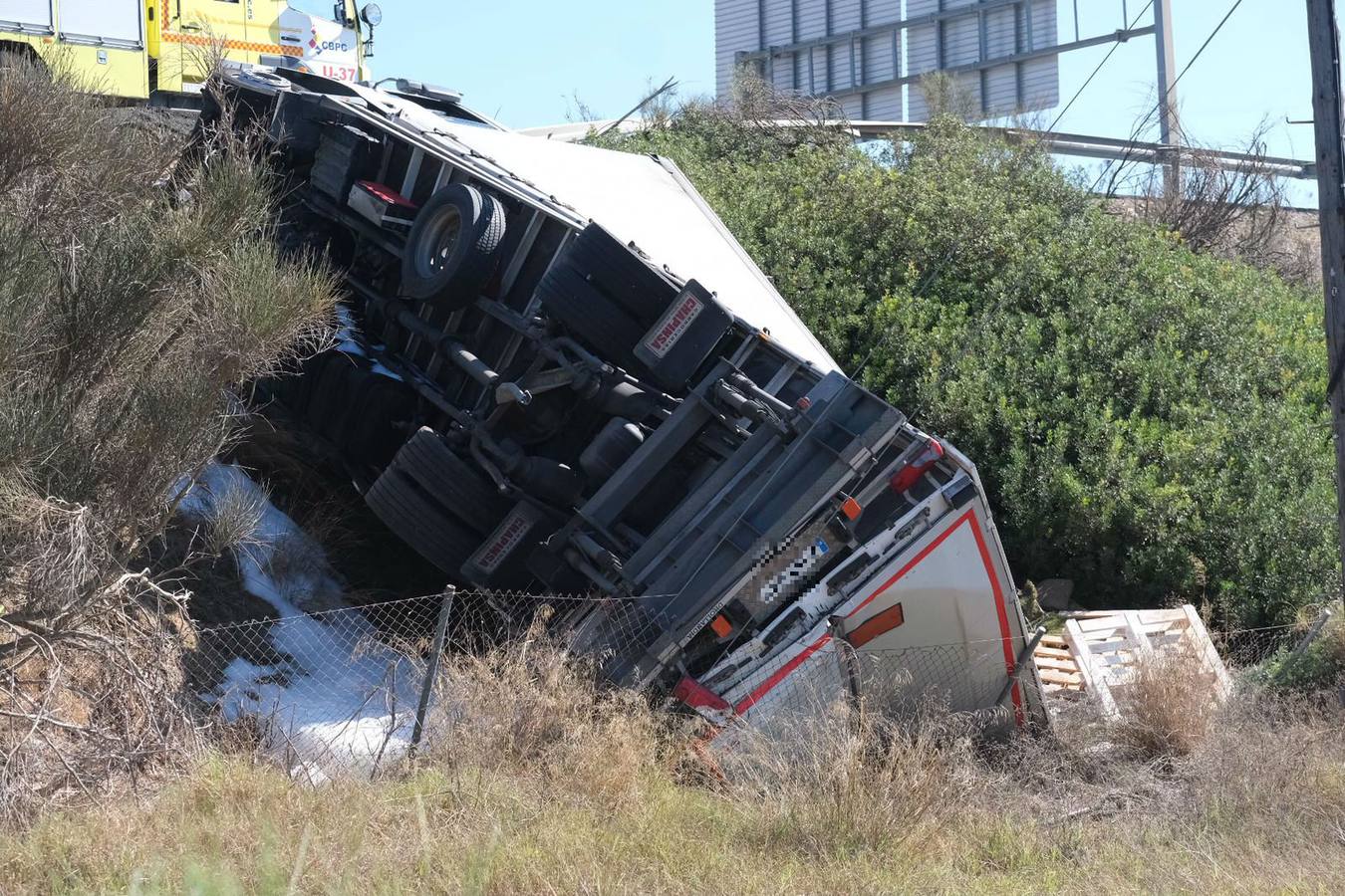 FOTOS: Un accidente cae por un terraplén