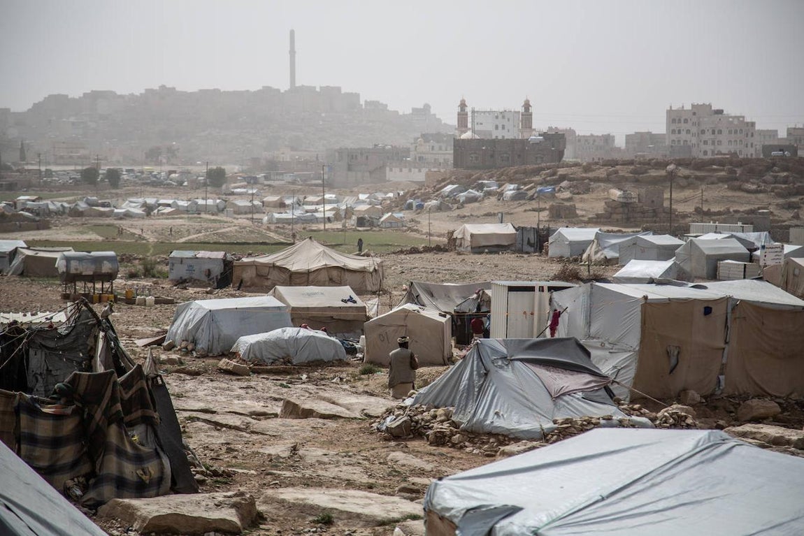 Imagen del campo de Dahadh. A principios de año, 20.000 personas fueron arrancadas de sus aldeas y ciudades a causa de los enfrentamientos en el norte de Abs y en la gobernación de Amran y vinieron a sumarse a las miles de familias que ya estaban en el exilio. Las batallas más violentas estallaron en Abs, cerca de la frontera con Arabia Saudí donde MSF apoya un hospital de campaña. Se trata del mismo centro que fue parcialmente destruido por un ataque aéreo de la Coalición el 15 de agosto de 2016 y que mató a 19 personas. Dos años después, en junio de 2018, un nuevo bombardeo de la Coalición destruyó un centro de tratamiento de cólera que acababa de ser construido por MSF en la misma ciudad.. 