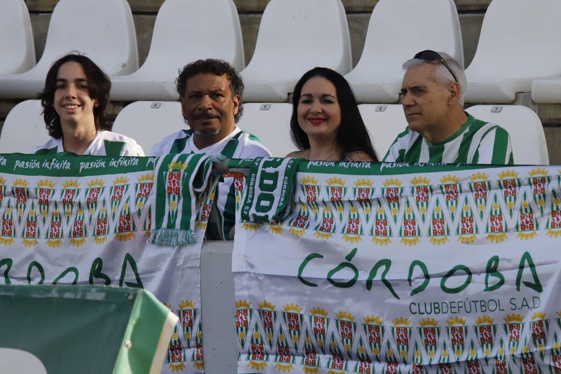 El ambiente en las gradas del Córdoba-Cádiz B, en imágenes