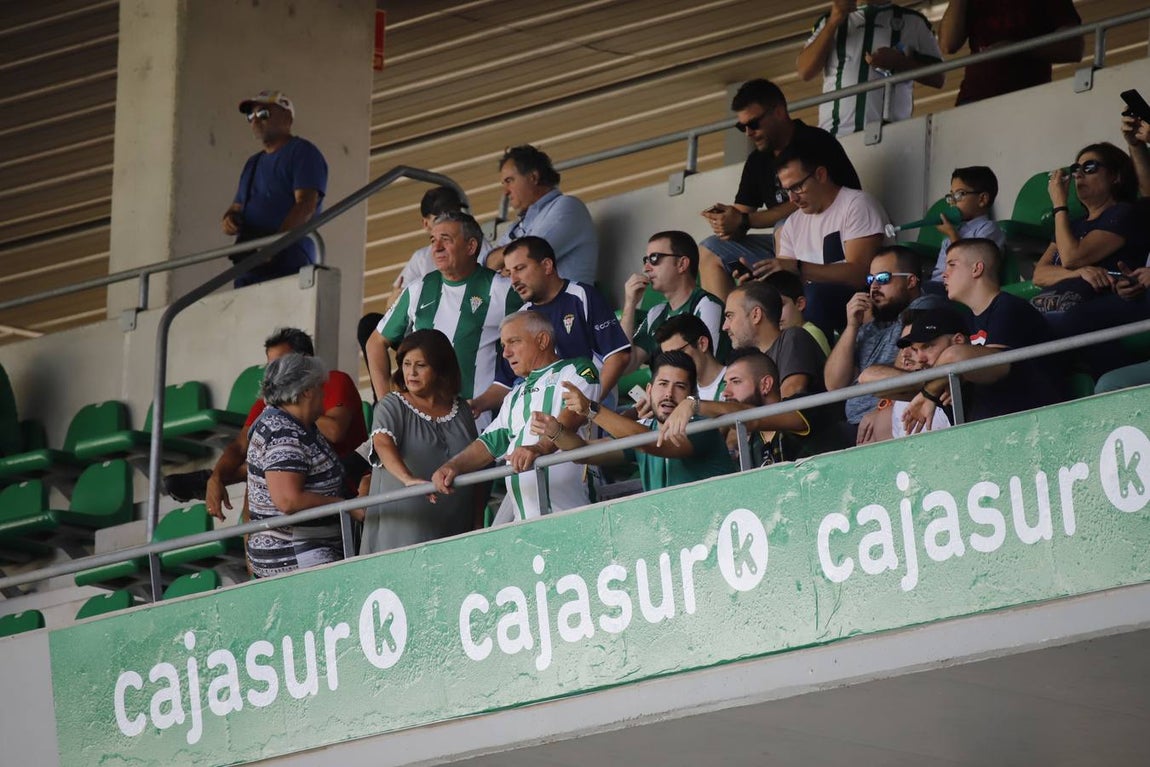 El ambiente en las gradas del Córdoba-Cádiz B, en imágenes