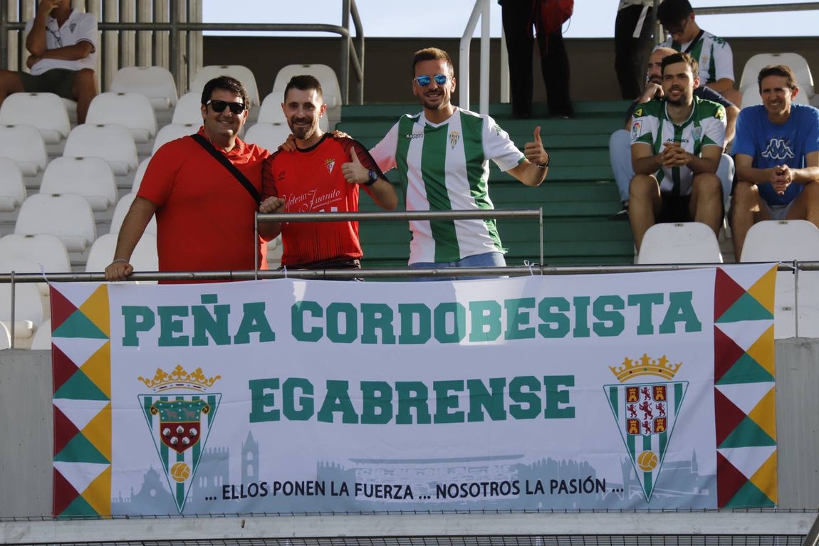 El ambiente en las gradas del Córdoba-Cádiz B, en imágenes