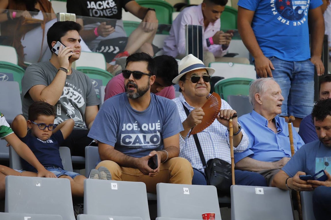 El ambiente en las gradas del Córdoba-Cádiz B, en imágenes