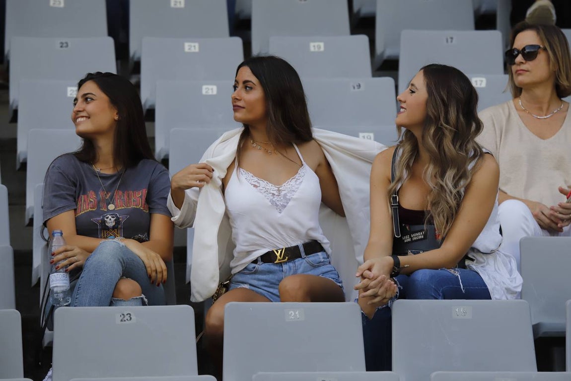 El ambiente en las gradas del Córdoba-Cádiz B, en imágenes