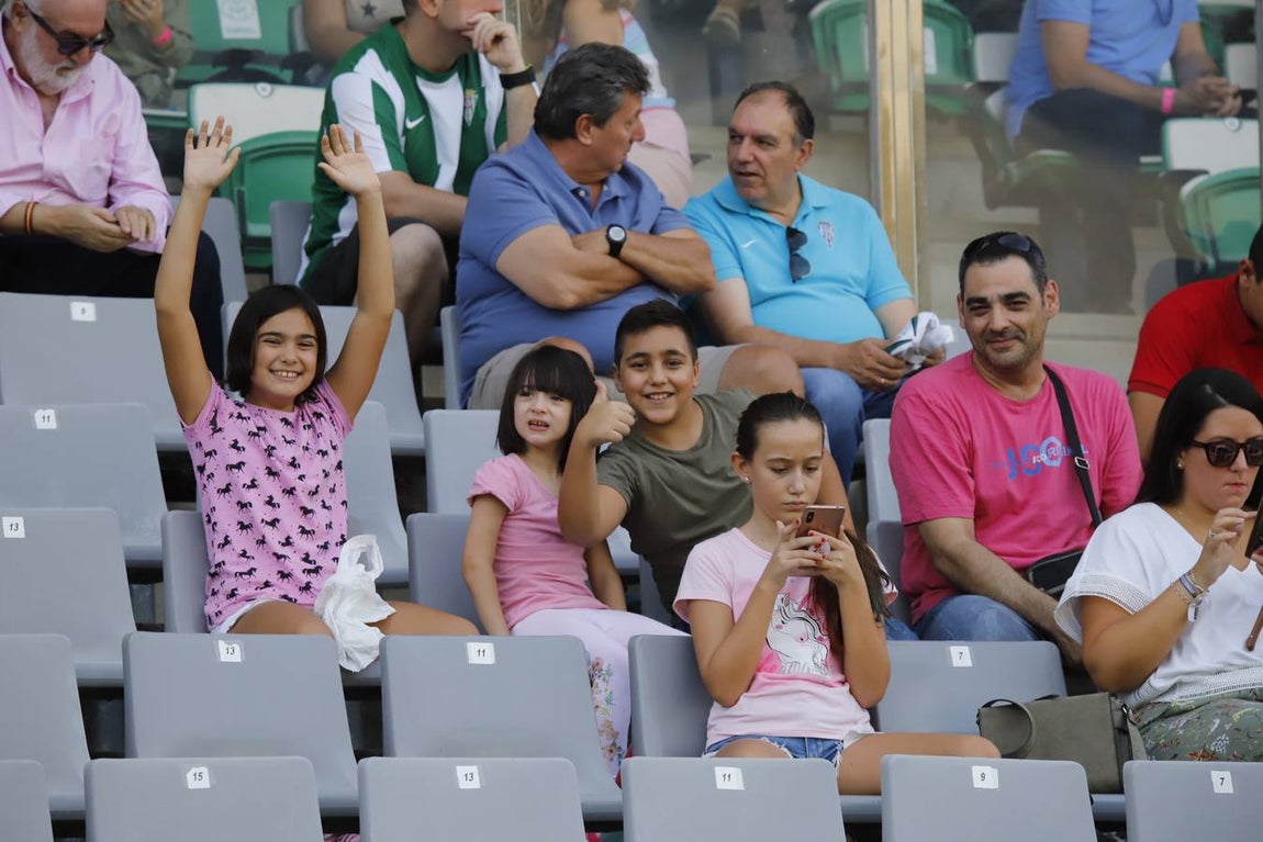 El ambiente en las gradas del Córdoba-Cádiz B, en imágenes