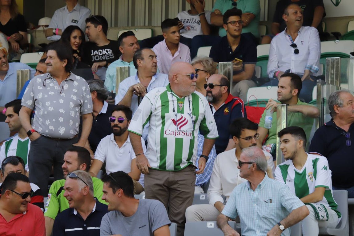 El ambiente en las gradas del Córdoba-Cádiz B, en imágenes