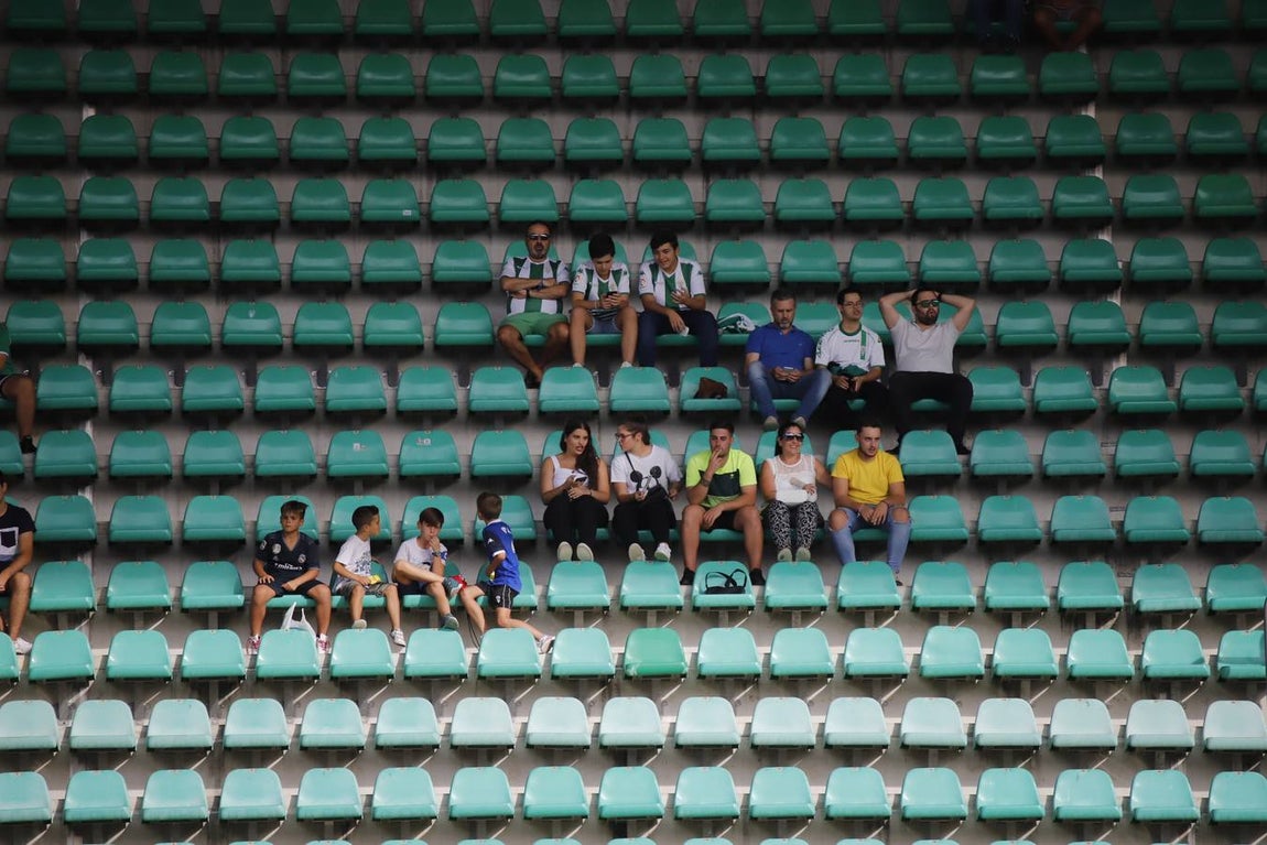El ambiente en las gradas del Córdoba-Cádiz B, en imágenes