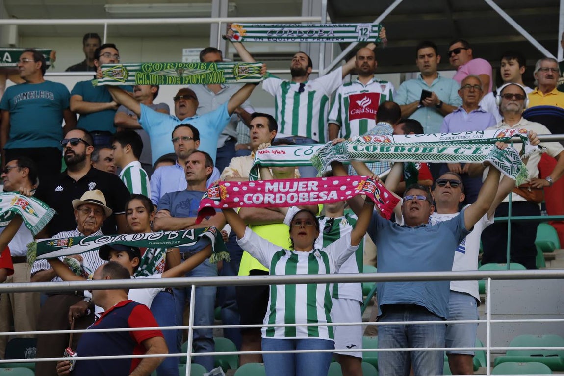 El ambiente en las gradas del Córdoba-Cádiz B, en imágenes