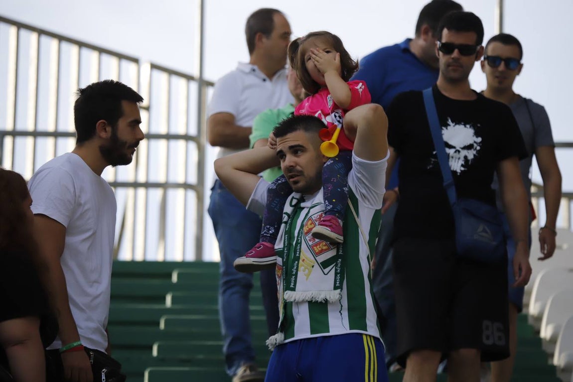 El ambiente en las gradas del Córdoba-Cádiz B, en imágenes