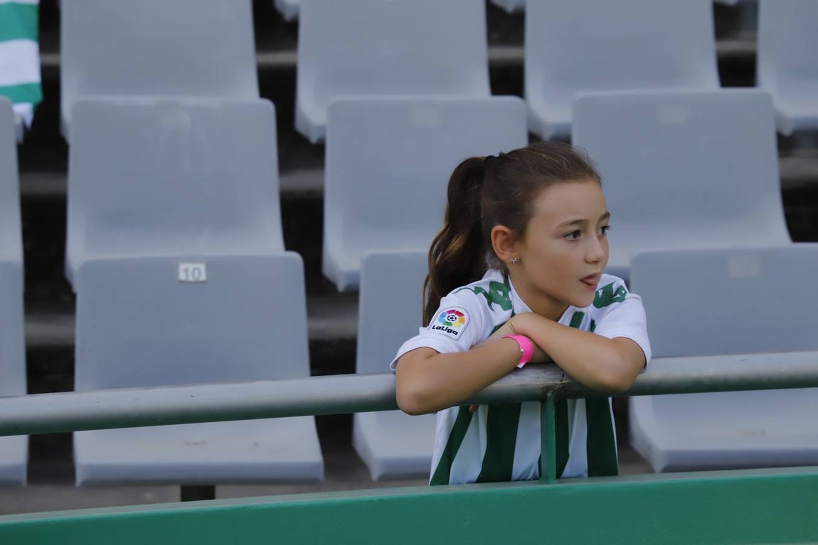 El ambiente en las gradas del Córdoba-Cádiz B, en imágenes