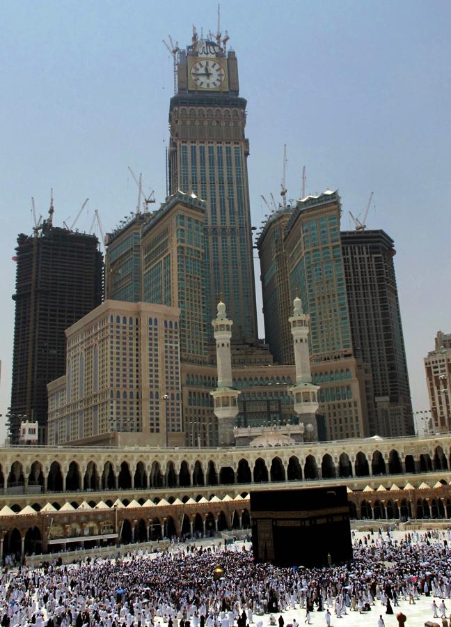 Abraj al Bait, La Meca. El complejo de rascacielos de lujo se alzó en 2012 para acoger a los peregrinos que se reunían el el sacro lugar. Construirlo costó  13,6 millones de euros