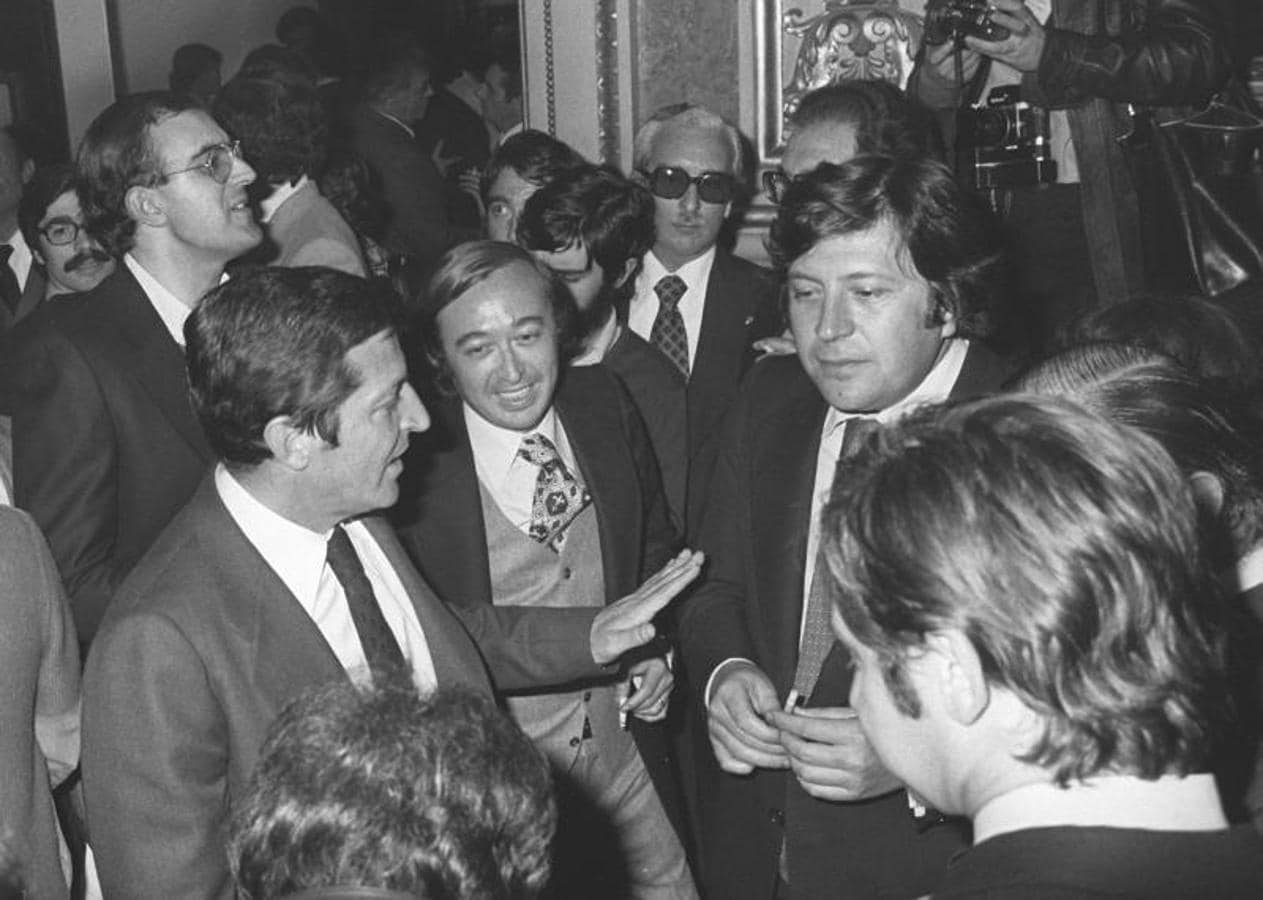 Adolfo Suárez conversa con un grupo de periodistas en el bar de las Cortes tras su intervención en las Cámara. El grupo de periodistas estaba formado, entre otros, por José Oneto (año 1978). 