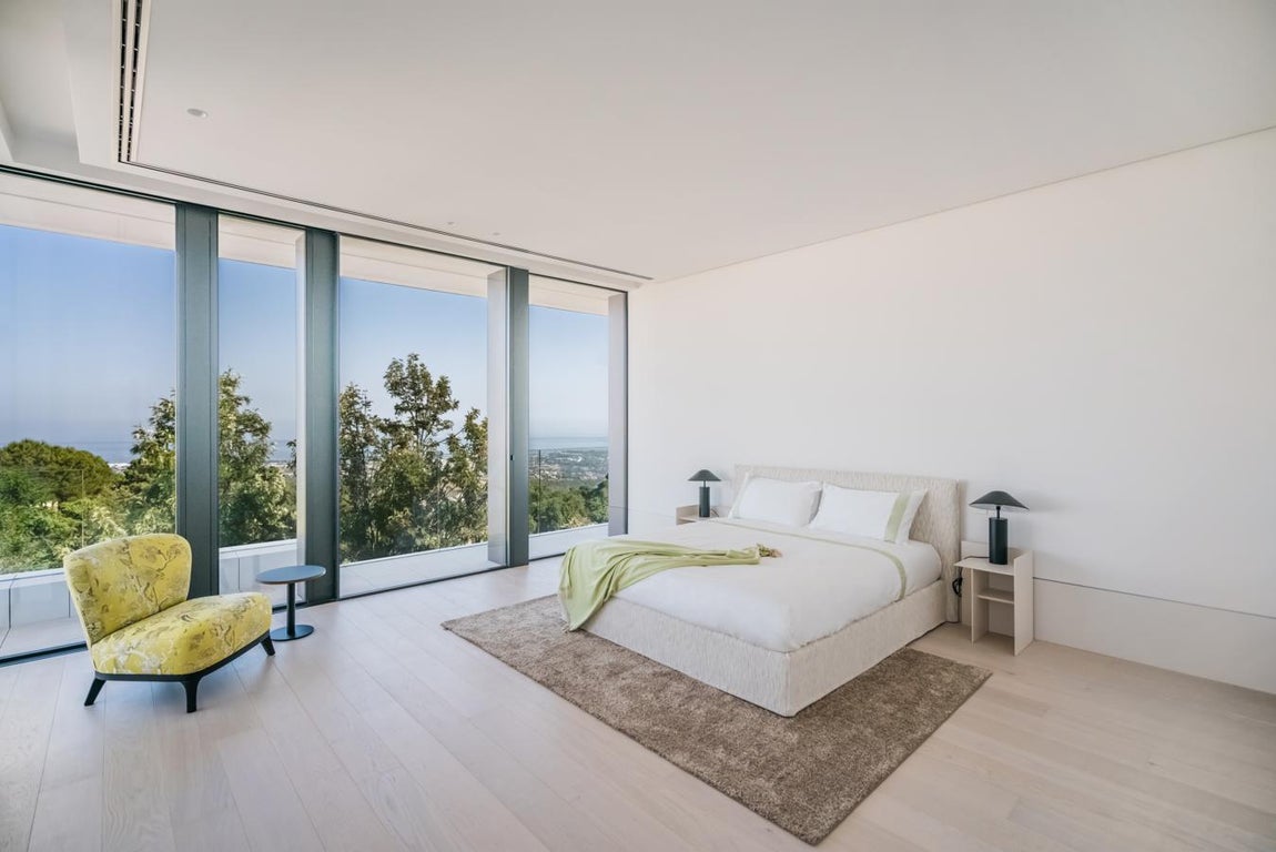 Villa Cullinam. La propiedad es la joya del mercado inmobiliario español, no hay a la venta una casa nueva con esas dimensiones, tan lujosa y práctica. Los antiguos palacios no ofrecen el confort y las posibilidades de la mansión