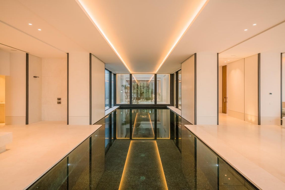 Villa Cullinam. La casa guarda espacio para un completo spá diseñado bajo líneas minimalistas