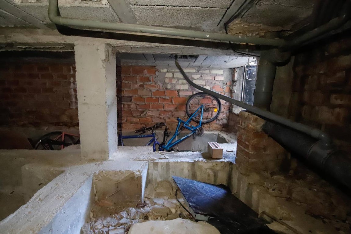 En imágenes, la suciedad que habita en algunas zonas de Las Moreras