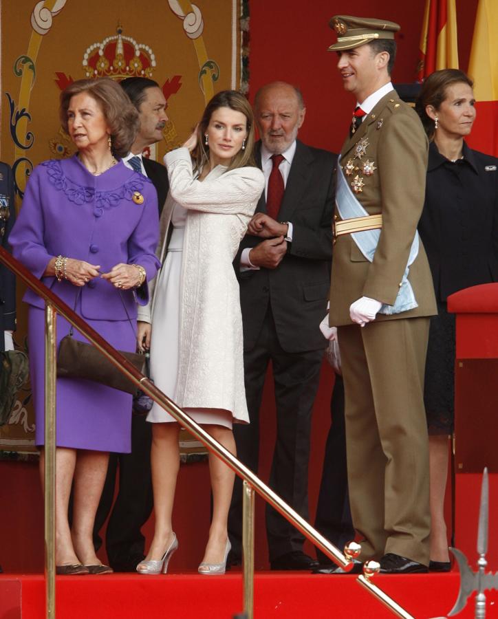 2008. Pese a la elegancia del conjunto de Felipe Varela no destacó mucho, quizá por la tonalidad: gris azulado. Estaba compuesto por un abrigo de brocados y un vestido con un corte en el pecho. El toque de color lo aportó su bolso de Hugo Boss en tono morado