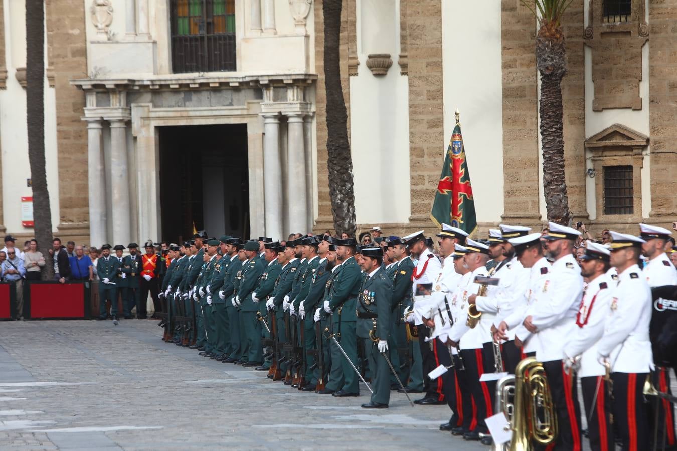 La Guardia Civil celebra el Día de la Virgen del Pilar en la Catedral de Cádiz