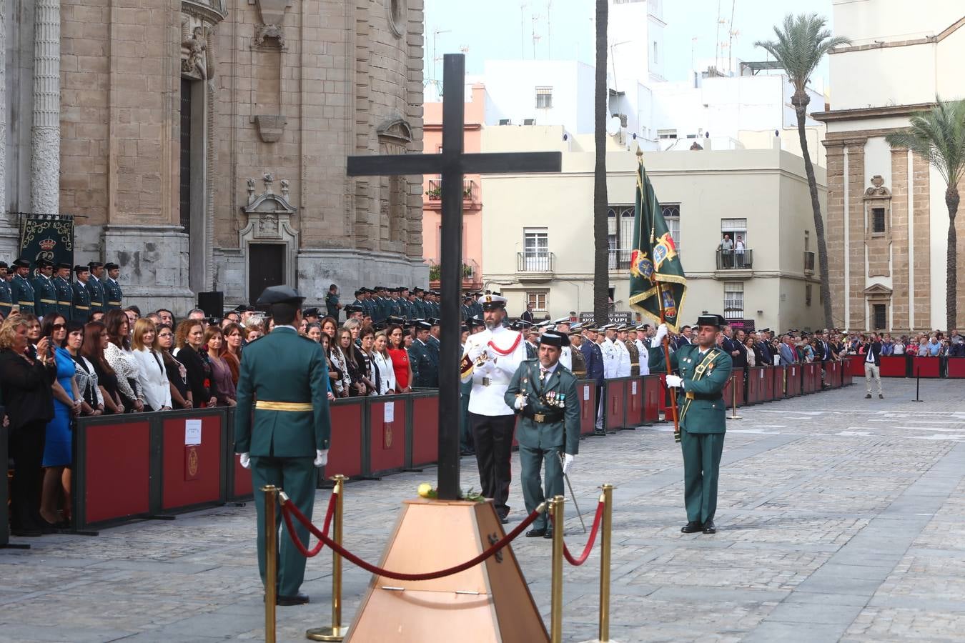 Día de grandes honores y respeto a la Guardia Civil en la Catedral de Cádiz