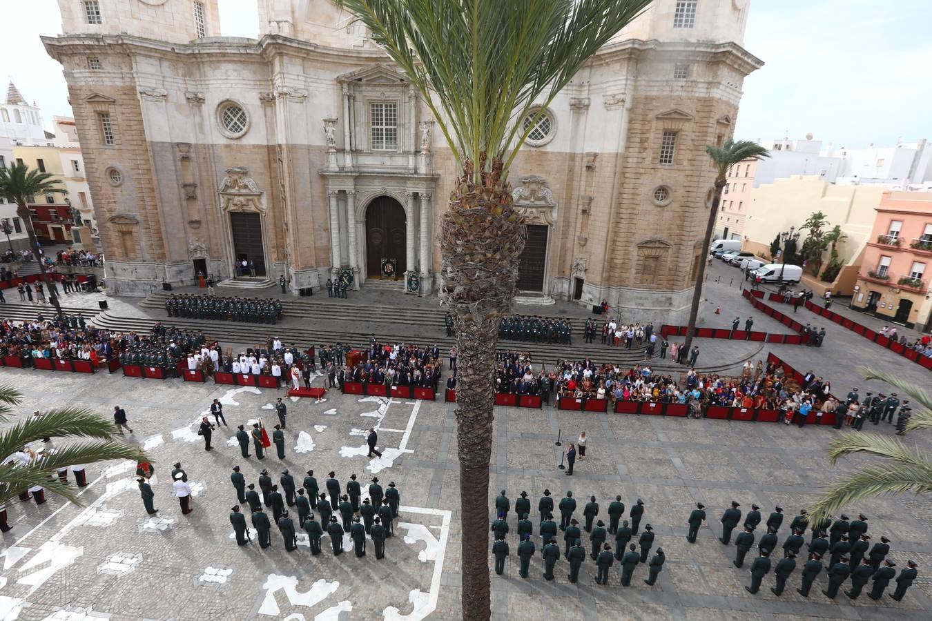 La Guardia Civil celebra el Día de la Virgen del Pilar en la Catedral de Cádiz