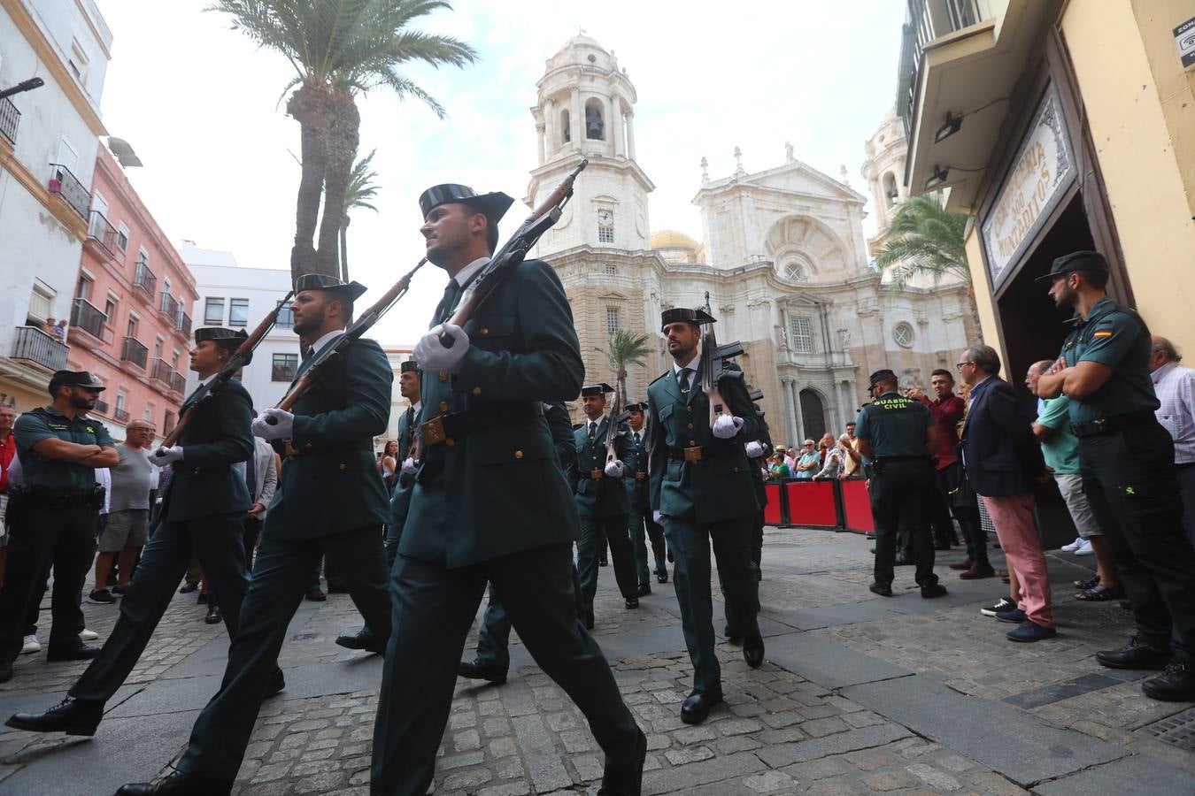 La Guardia Civil celebra el Día de la Virgen del Pilar en la Catedral de Cádiz