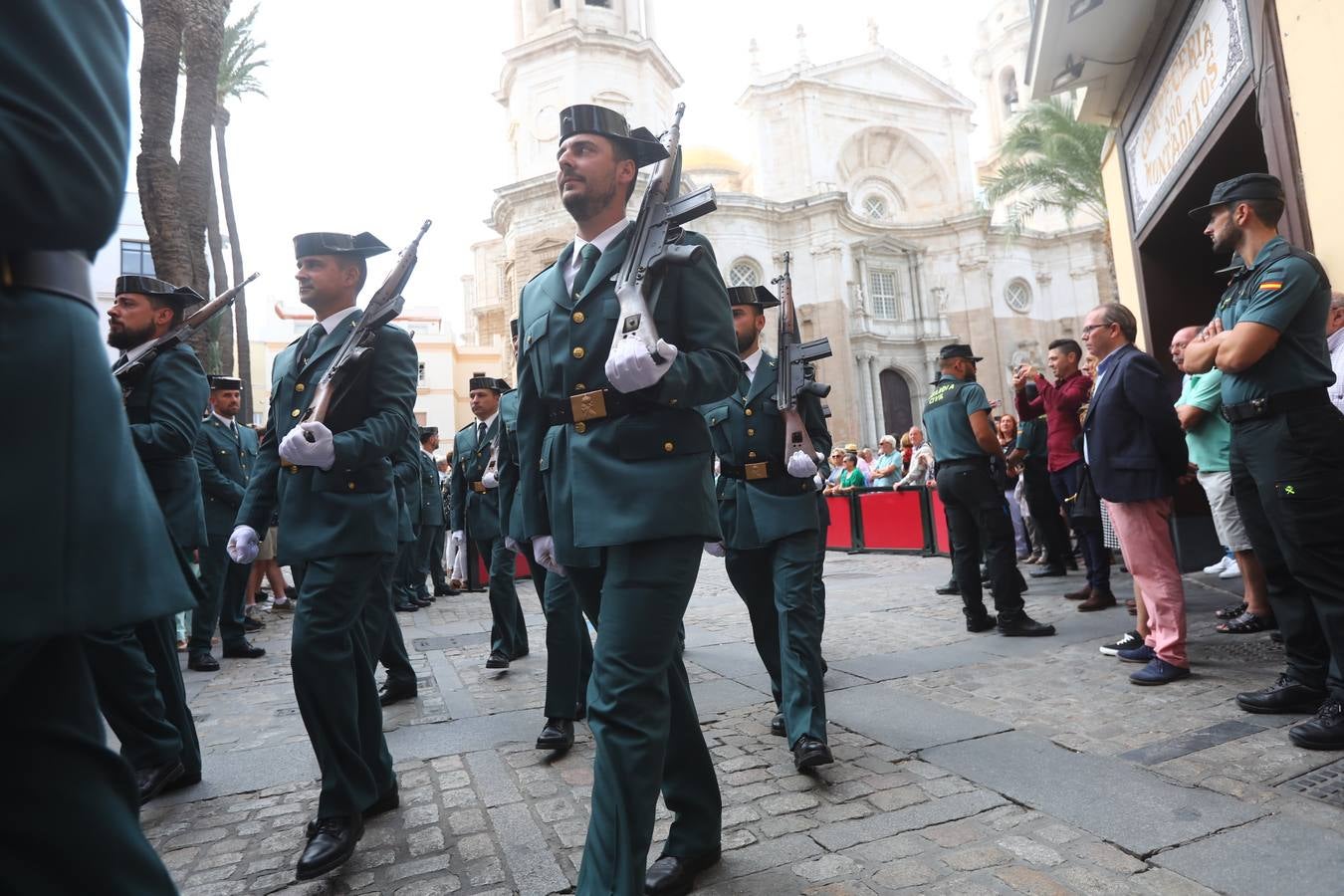 La Guardia Civil celebra el Día de la Virgen del Pilar en la Catedral de Cádiz