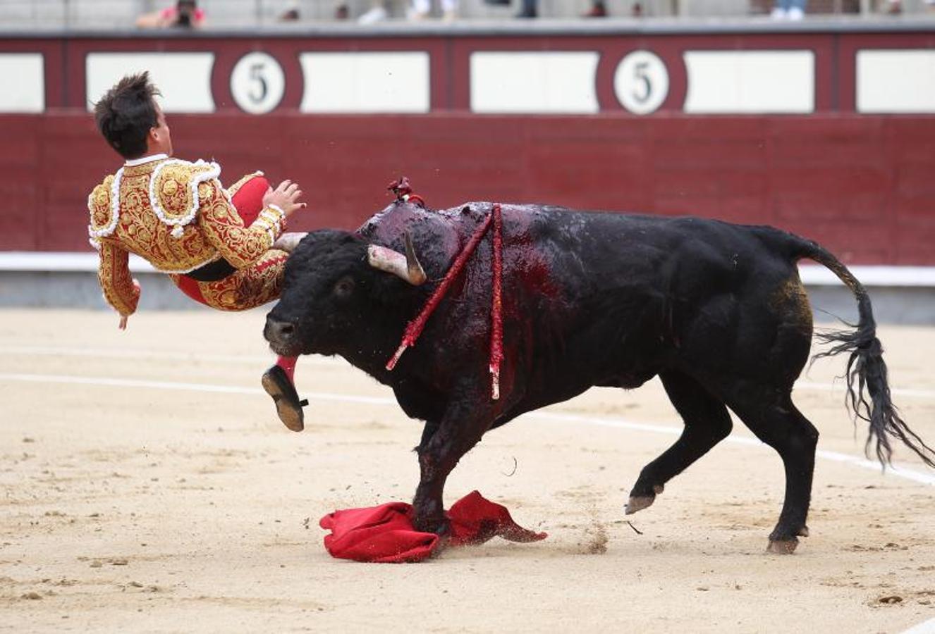 En imágenes: así ha sido la grave cornada de Gonzalo Caballero en Las Ventas