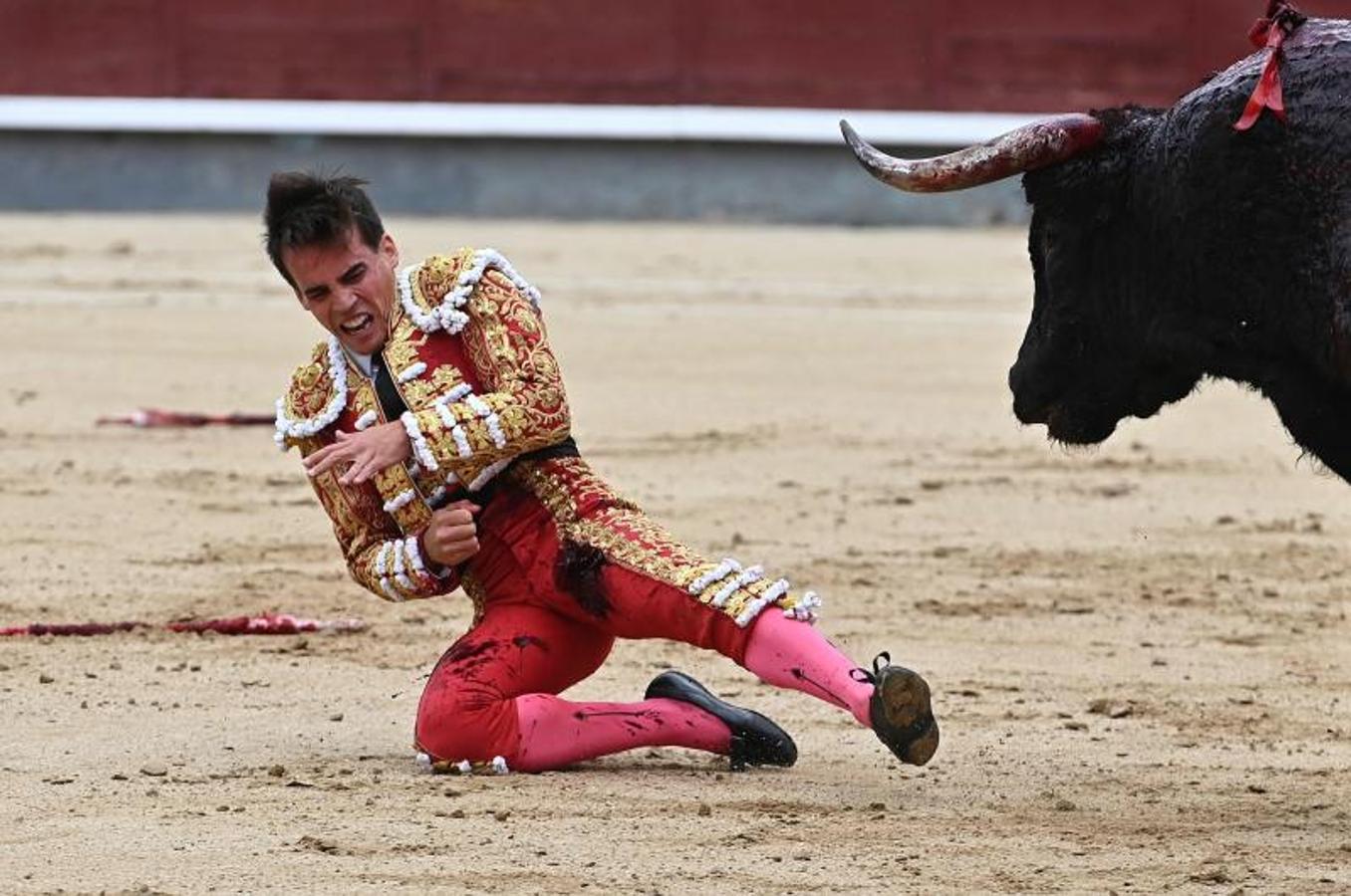 En imágenes: así ha sido la grave cornada de Gonzalo Caballero en Las Ventas