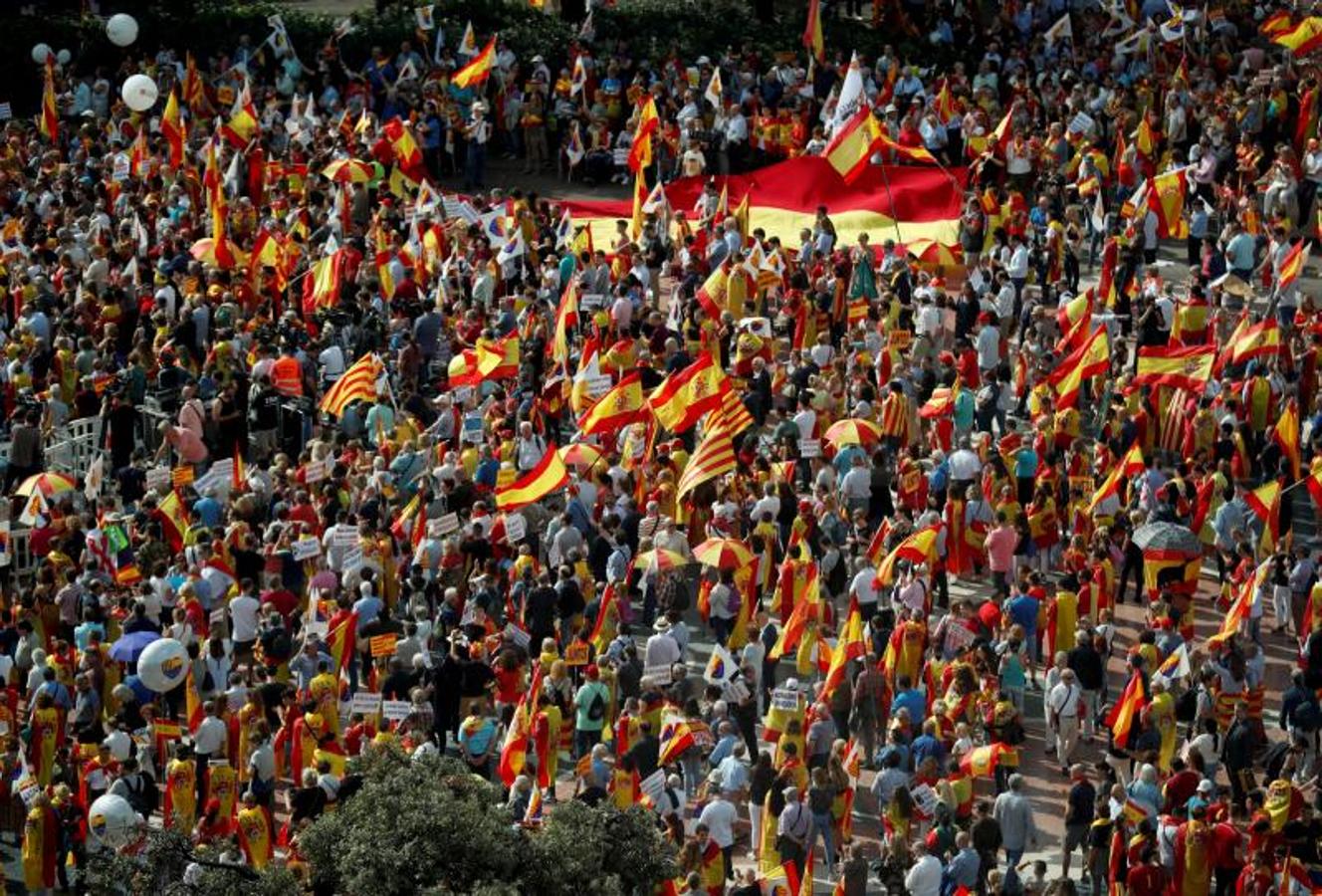 Miles de personas asisten a una marcha para celebrar el Día Nacional y mostrar su apoyo a la unidad de España en Barcelona. 