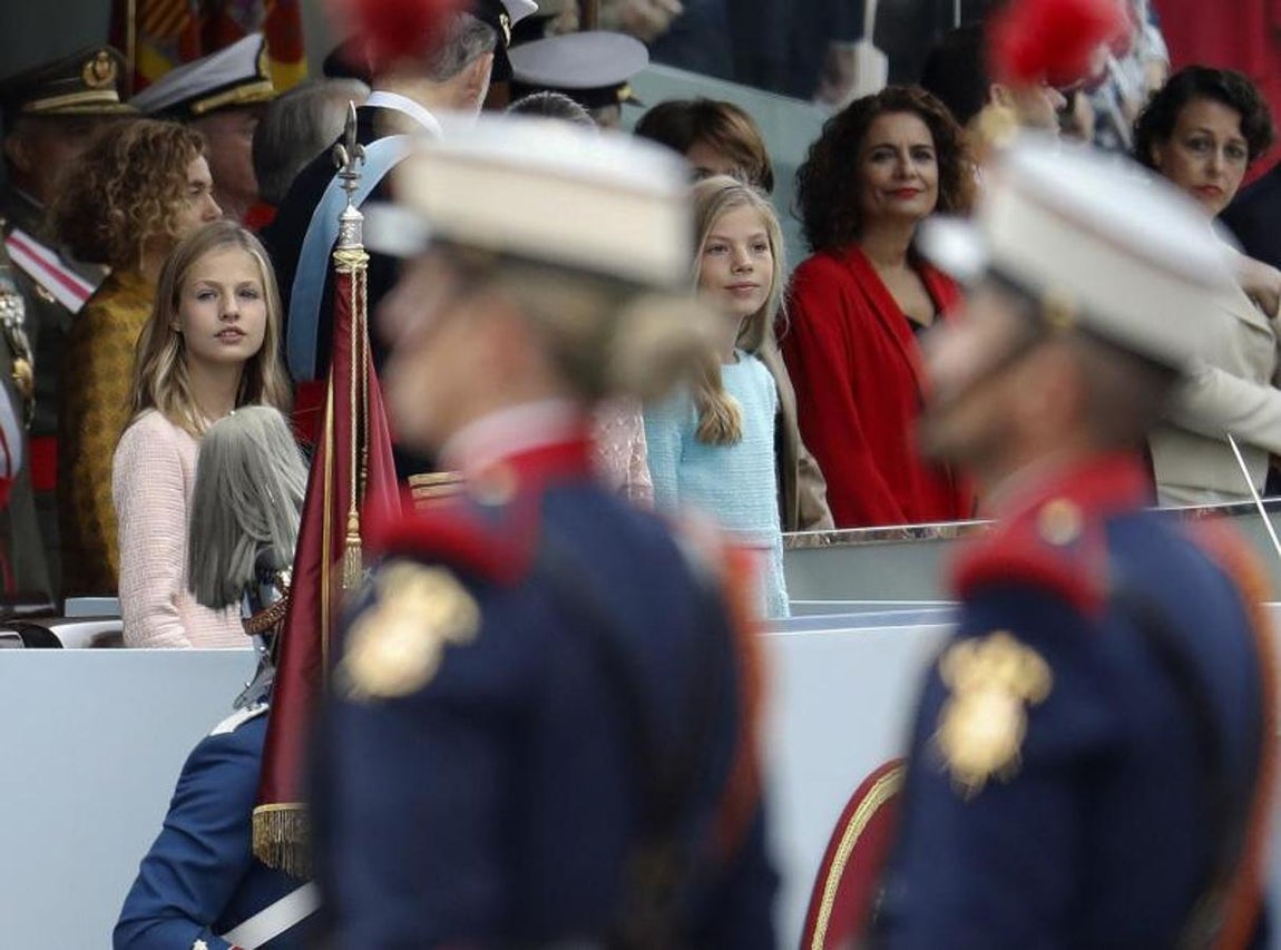La princesa Leonor y la infanta Sofía, observan el desfile militar. 