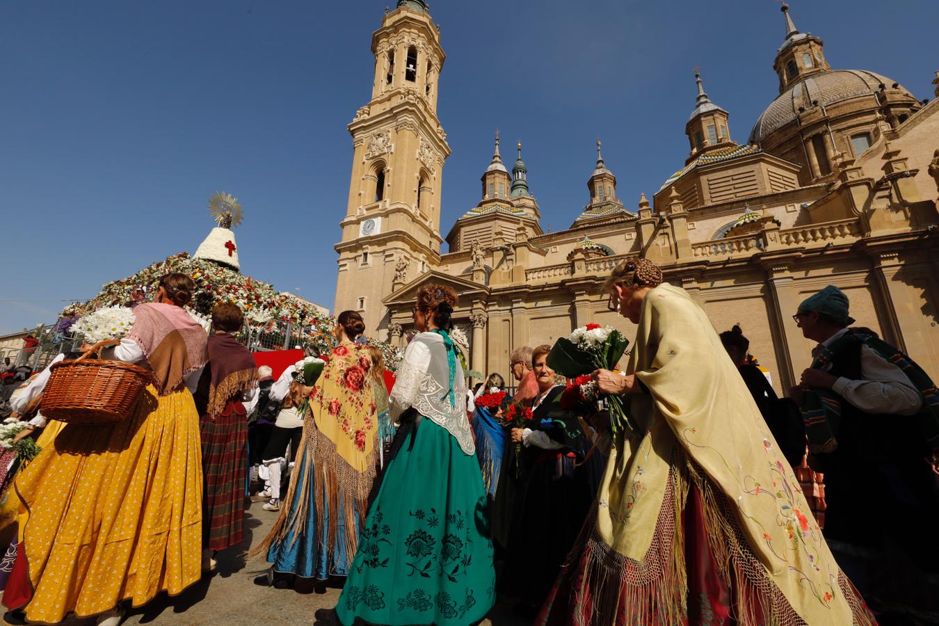 Bella muestra del traje típico aragonés. La Ofrenda es una auténtica exhibición de folclore en el que sobresale el traje típico aragonés, el más ampliamente representado. Toda una espléndida muestra de tradición en el traje regional