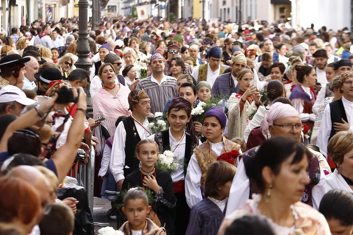 Masiva participación. El concurrido aspecto que han presentado durante todo el día uno de los accesos a la Plaza del Pilar integrados en el recorrido de la Ofrenda