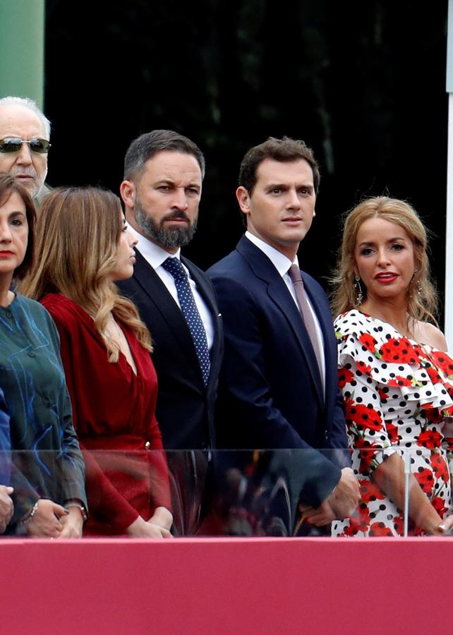 La diputada Patricia Reyes (Ciudadanos) ha lucido un vestido muy flamenco con volantes y flores en rojo. 