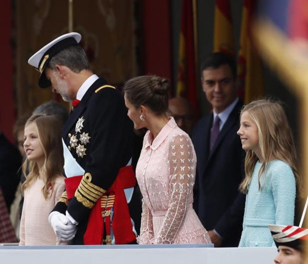 La princesa Leonor, el rey Felipe VI, la reina Letizia, y la infanta Sofía, en el desfile de la Fiesta Nacional. 