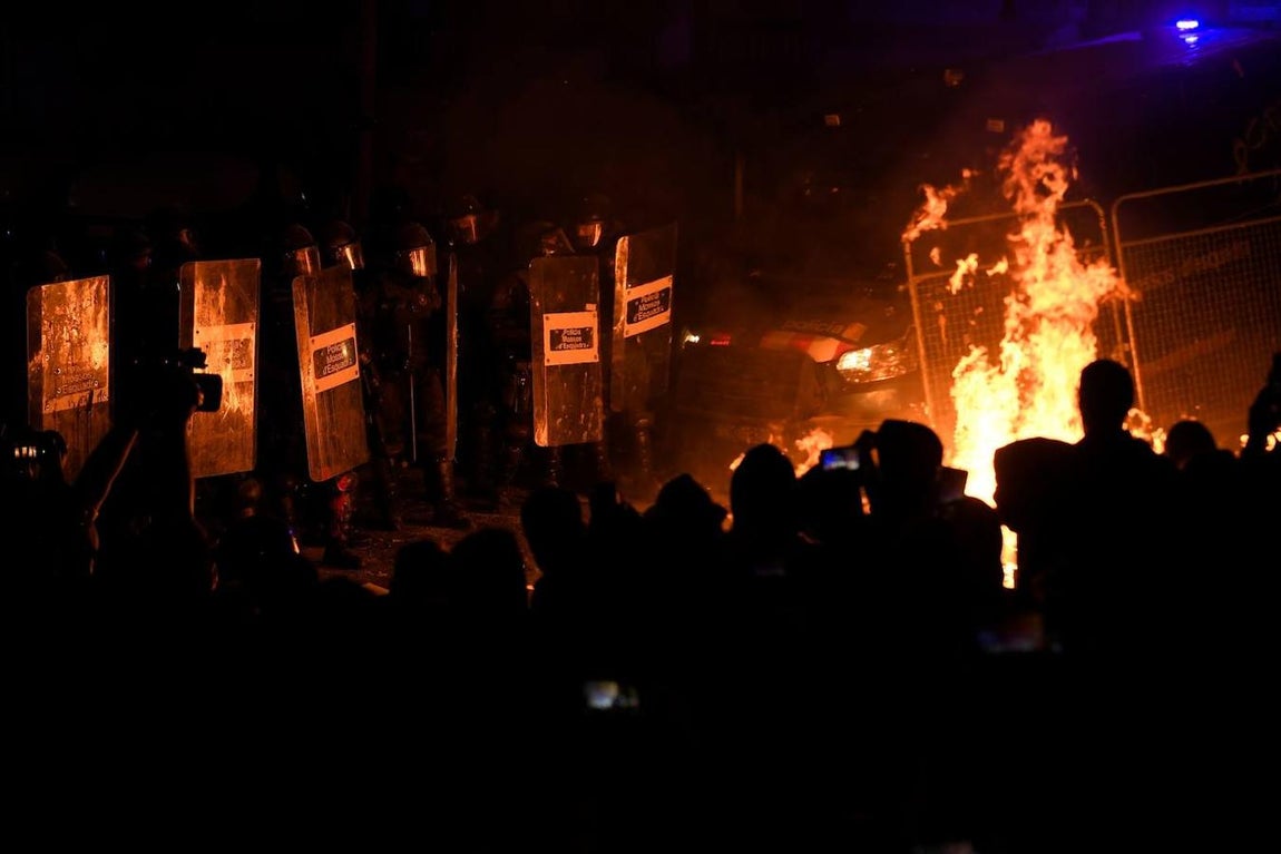 Los convocados por ANC y Òmium ha realizado una sentada frente a un escenario ubicado en el cruce de las calles Mallorca con Bruc, con velas en las manos y en actitud pacífica. 