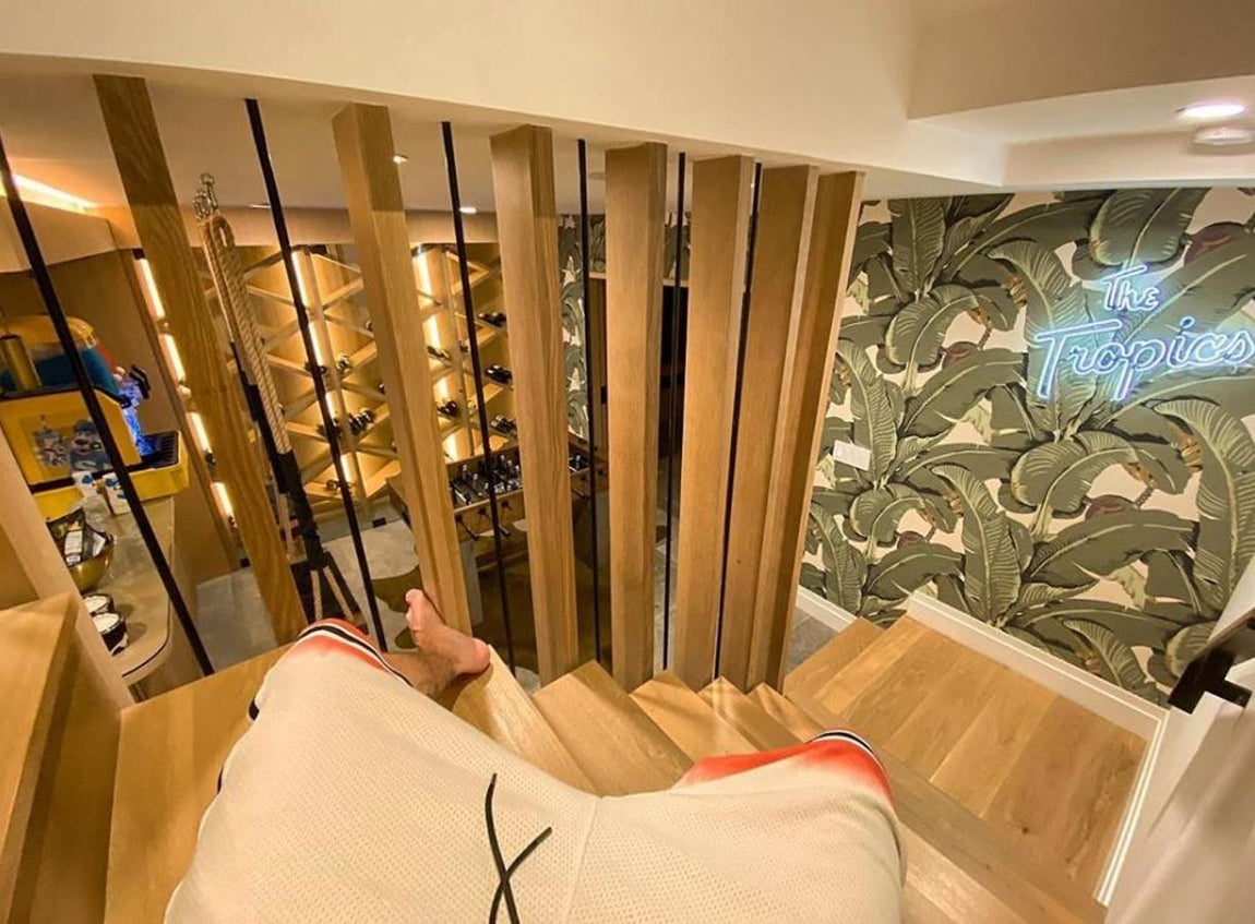 Nueva vida. Actualmente viven juntos en una mansión de 569 m2 en Beberly Hills que el cantante decoró con carísimos "juguetes"