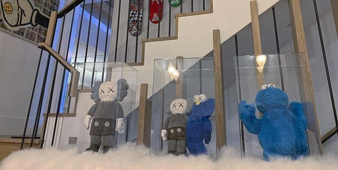 Arte. Tienen cabida en la casa obras muy exclusivas. Se aprecia que KAWS es uno de los artistas predilectos de la pareja