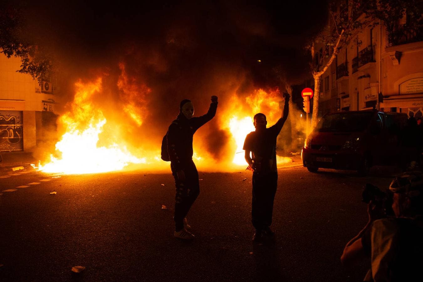 En imágenes: el fuego vuelve a las calles de Barcelona