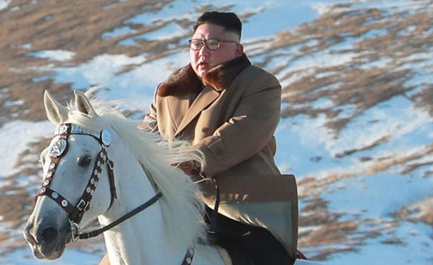 La cabalgada de Kim Jong-un en el monte sagrado de Paektu, en imágenes