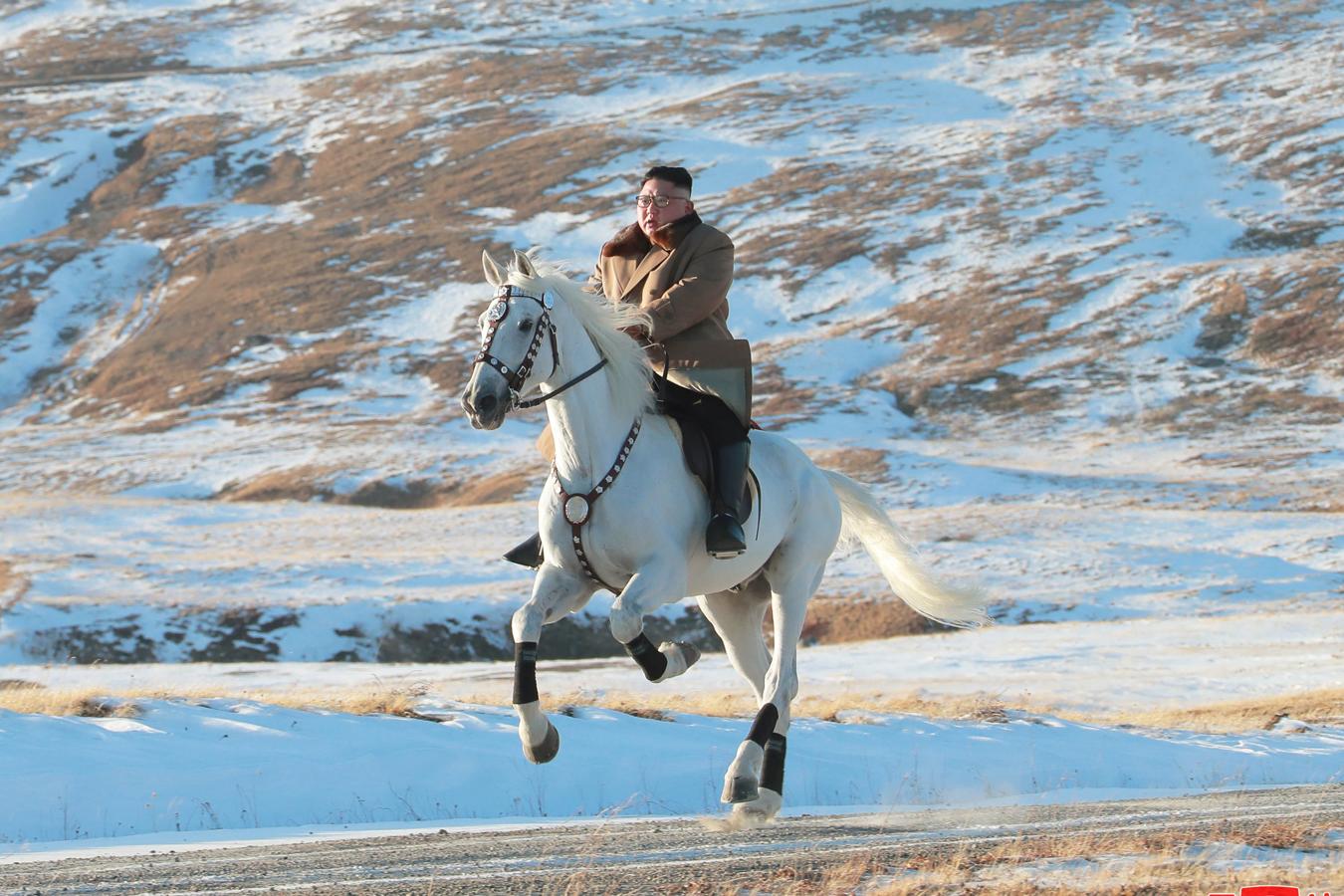 La cabalgada de Kim Jong-un en el monte sagrado de Paektu, en imágenes