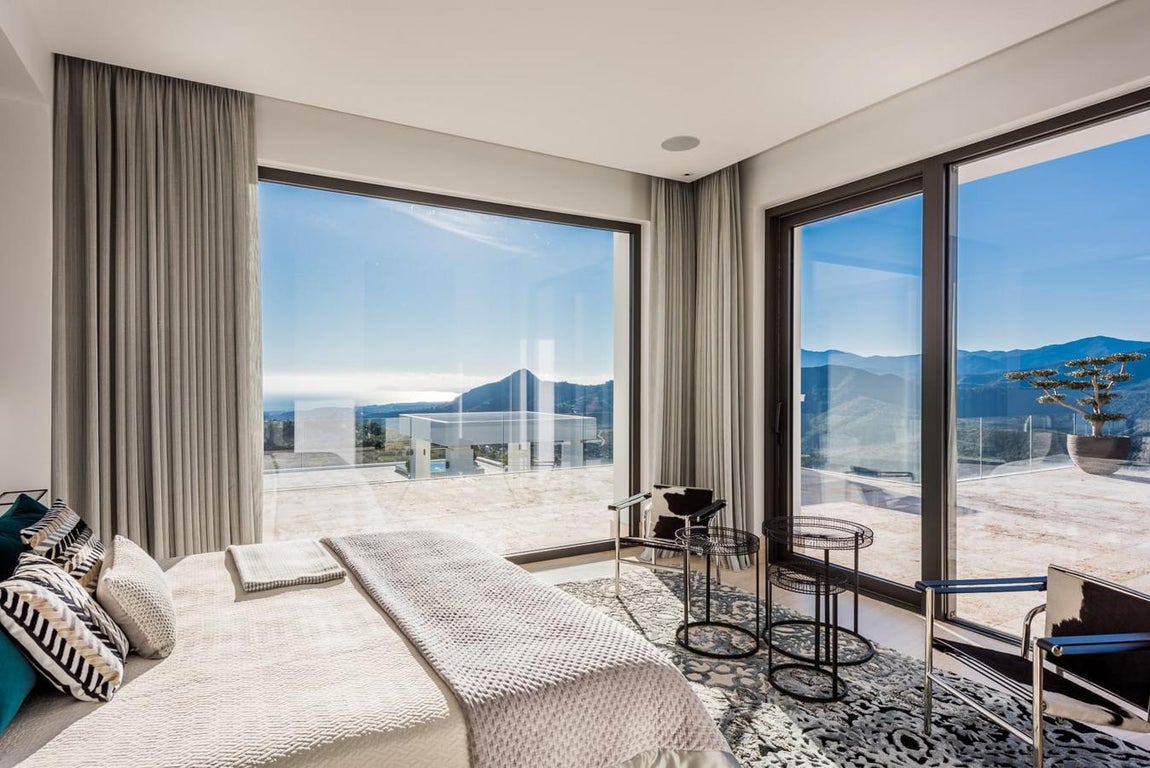 Villa Heaven 11. Todas las habitaciones de la planta superior están rodeadas de amplias terrazas semicubiertas y cuentan con cristaleras completasa que permite el paso de la luz, así como disfrutar de sus maravillosas vistas.