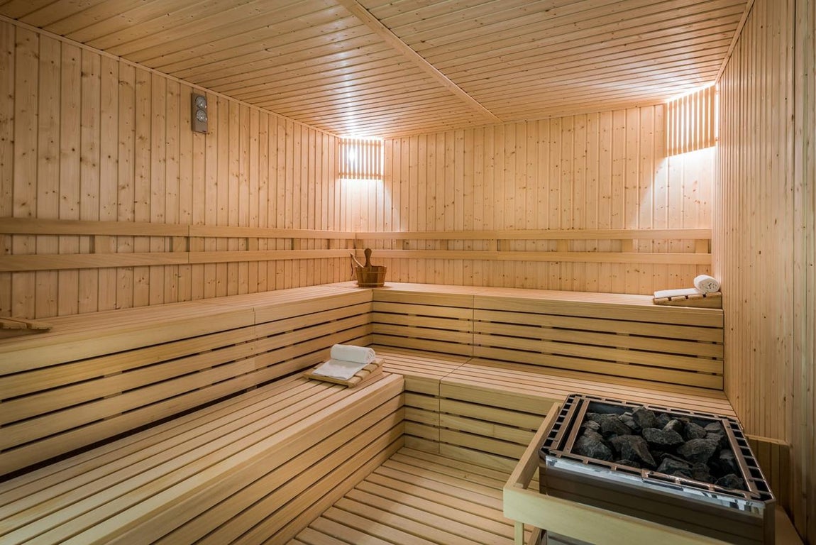 Villa Heaven 11. Esta villa dispone de diferentes espacios concebidos para la desconexión y el relax. Reconectar cuerpo y mente en su sauna, disfrutar de sus piscina climatizada interior o de un baño de burbujas en su jacuzzi son solo algunas de las opciones que tendrás a tu disposición en tu pequeño spa privado de lujo.