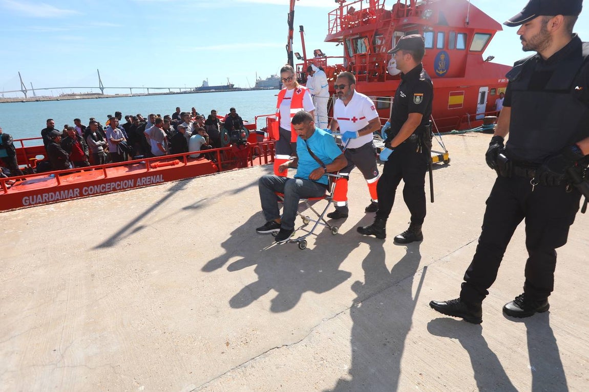 FOTOS: Un centenar de inmigrantes llega a Cádiz