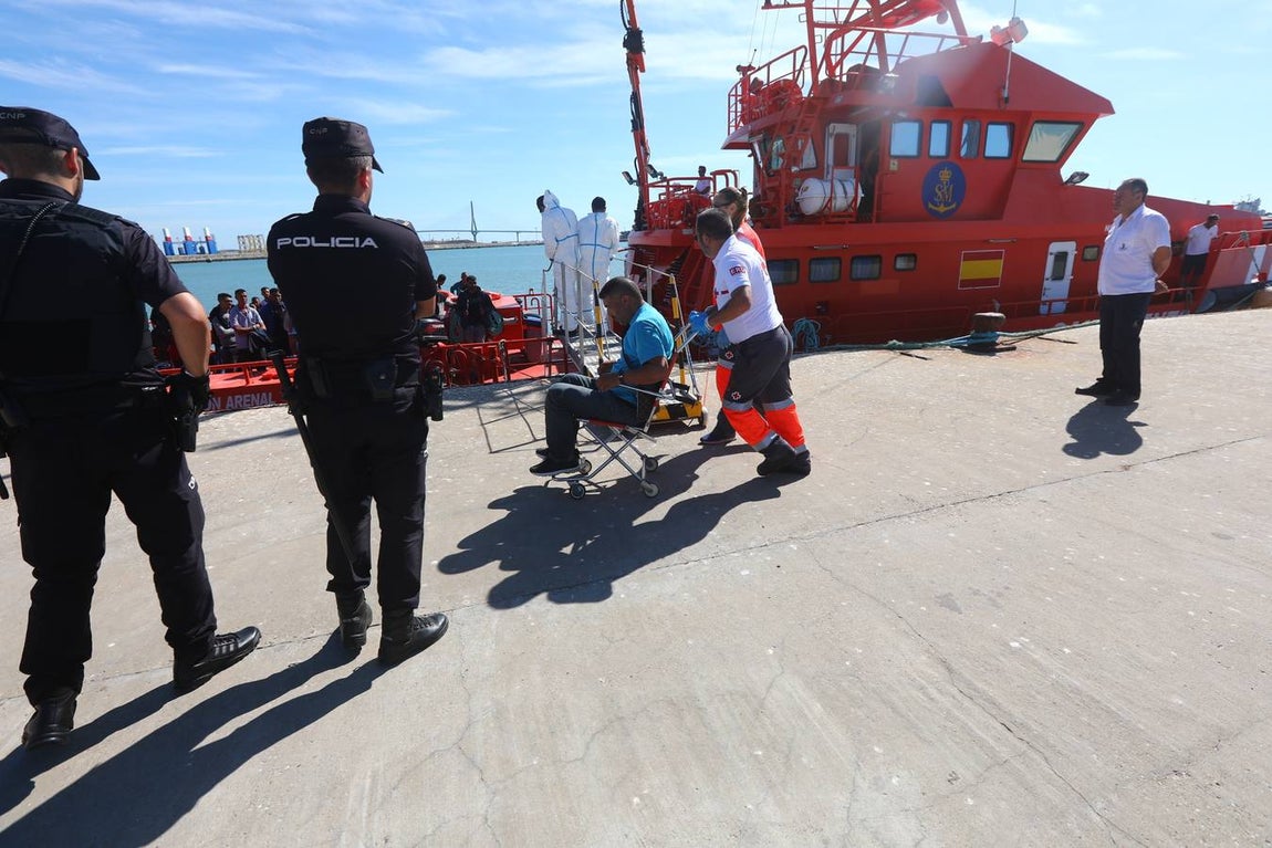 FOTOS: Un centenar de inmigrantes llega a Cádiz